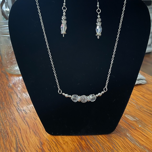 Earrings and necklace - Picture 4 of 4